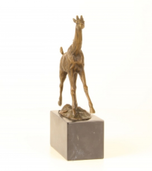 Een bronzen beeld/sculptuur van een giraffe