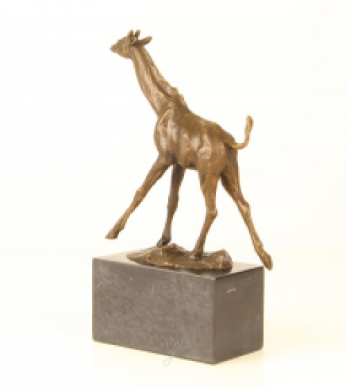 Een bronzen beeld/sculptuur van een giraffe