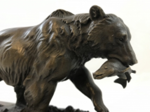 A bronze statue/sculpture of a grizzly bear