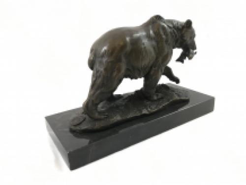 A bronze statue/sculpture of a grizzly bear