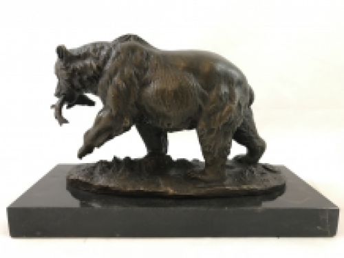 Eine Bronzeskulptur eines Grizzlybären