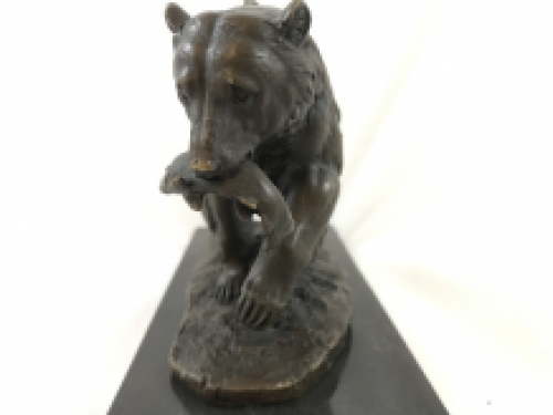 Een bronzen beeld/sculptuur van een grizzly beer