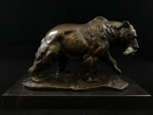 A bronze statue/sculpture of a grizzly bear