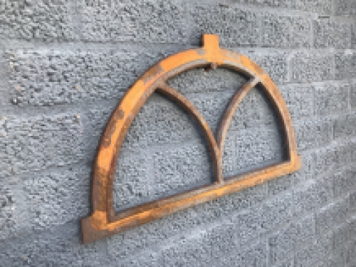 Cast iron stable window V-half round, 55x31