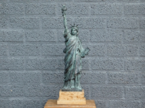 Een bronzen beeld/sculptuur van ''THE STATUE OF LIBERTY''