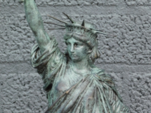 Een bronzen beeld/sculptuur van ''THE STATUE OF LIBERTY''