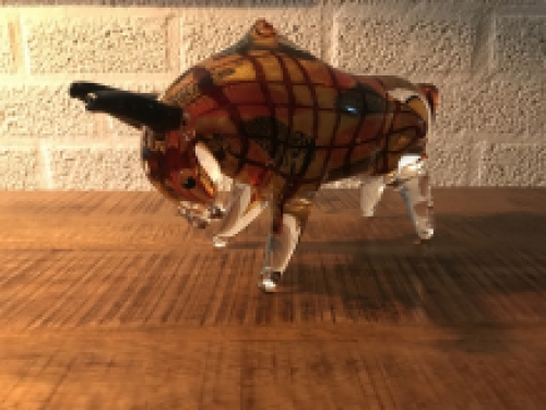 Mooi beeld van een  stier van vol glas, prachtig in kleur!!