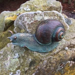 Sculptuur slak, fontein/vijver decoratie, mooi polysteinen beeldje voor in de tuin