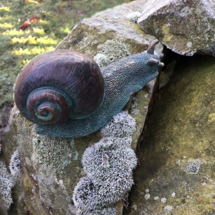 Sculptuur slak, fontein/vijver decoratie, mooi polysteinen beeldje voor in de tuin