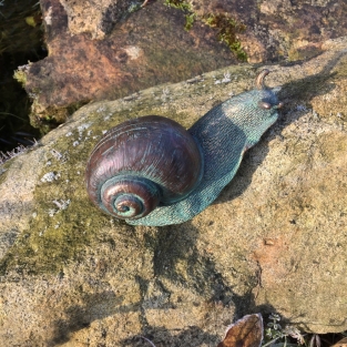 Sculptuur slak, fontein/vijver decoratie, mooi polysteinen beeldje voor in de tuin