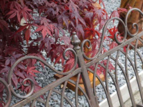 Antike schmiedeeiserne Gartenschaukel, braune Schaukel