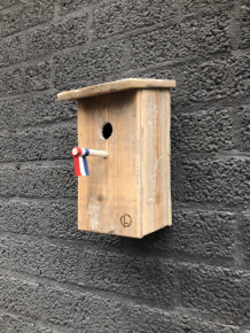 Uniek vogelhuis met Nederlandse vlag