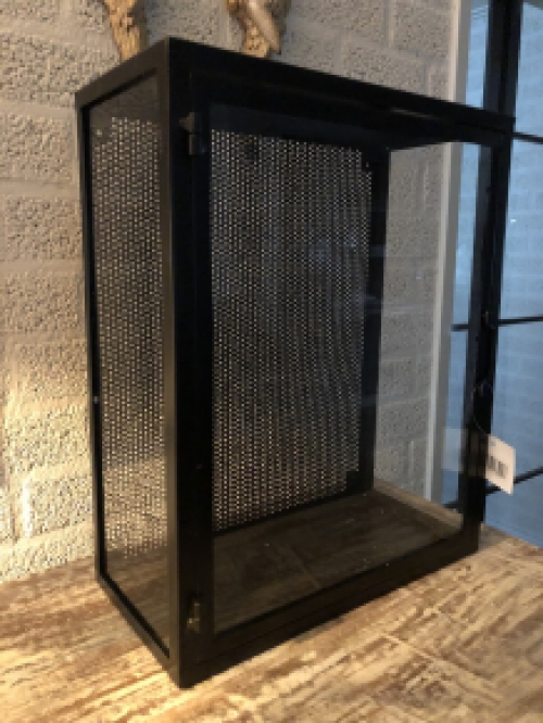 Wandvitrine kast, metaal zwart met acrylaat glas, zeer fraai!