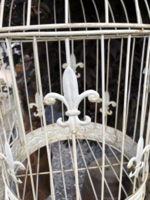 Set of beautiful round white metal bird cages, very beautiful in design!!