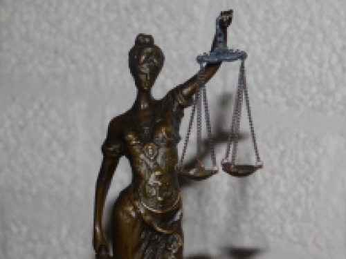 Een bronzen beeld van de Vrouwe Justitia