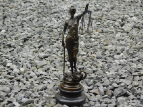 Eine Bronzestatue der Lady Justice