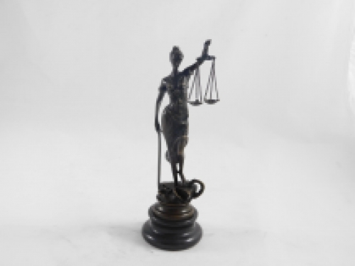 Een bronzen beeld van de Vrouwe Justitia