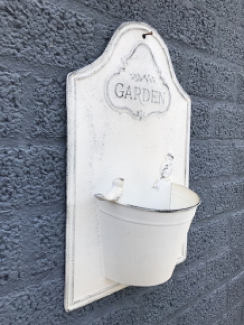 Metalen wanddecoratie voor in de tuin, met bloembak, gemaakt van metaal