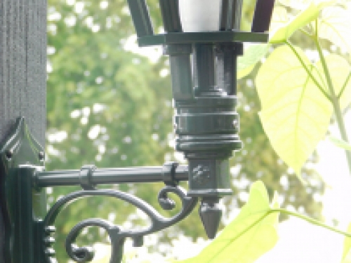 Gartenlampe, Aluminium - grün, dekorativer Arm + kleiner Schirm - Gartendekoration