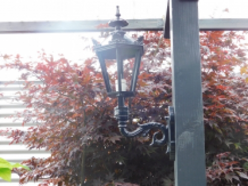 Klassische Gartenlampe / Wandlampe, Aluminium - schwarz, dekorativer Arm + kleiner Schirm