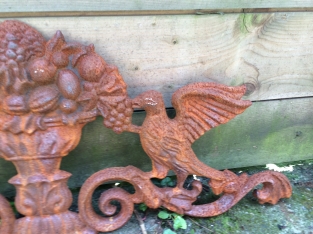 Wall ornament doves eating berries, cast iron, rest.