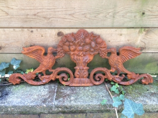 Wall ornament doves eating berries, cast iron, rest.